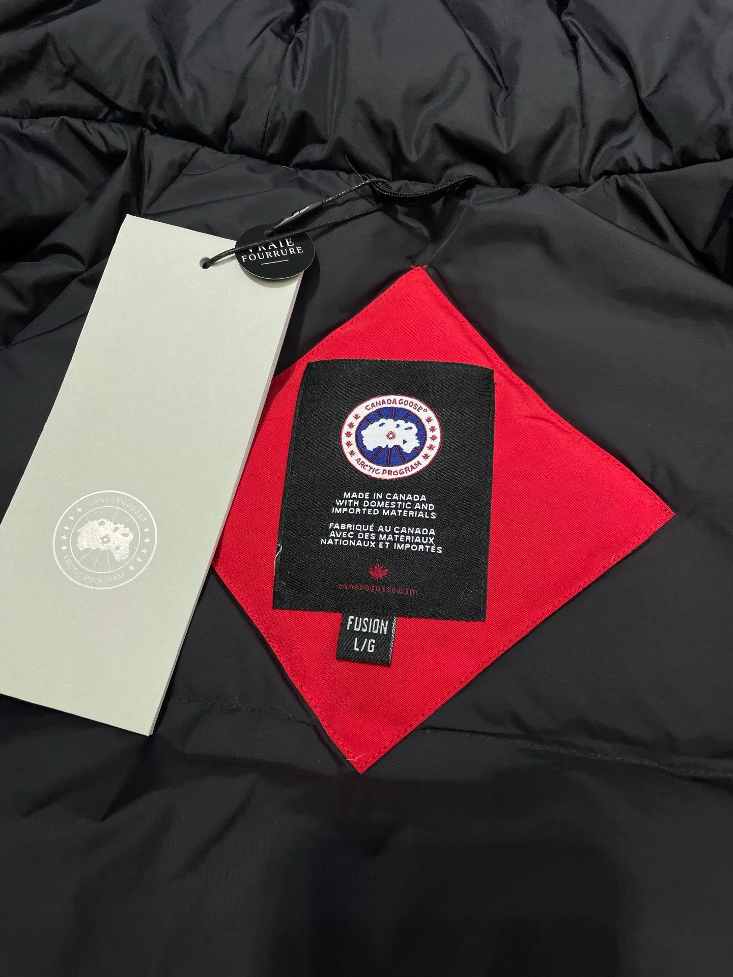 P760 high-end version Canada Goose Canada Goose #Chilliwack 7999M bomber jacket short down jacket/01 model #Men and Women Same Style# ➖ Genuine synchronous anti-counterfeiting chip sensor! ➖ Imported 21S polyester-cotton blended original fabric [last year’s 16S/18S hard fabrics have been completely eliminated, this year all use 21S genuine synchronous fabrics, the soft mid-strap feels delicate and textured], genuine synchronous Feather-Light 10D waterproof coating fabric, made of 84.5 polyester fiber and 15.5 cotton, 100% the best feel in the entire network! ➖ The genuine official website is synchronized with the national standard 80 white duck down, you can check the official website customer service, there will never be a series of misleading claims such as 90 down or goose down! ➖ Using the best nylon lining with double double-layer sealing design, velvet-proof No. 7 needle + grid-filled down ready-made garments, there is 100% no so-called velvet running! ➖ The cuffs are designed with thickened seamless threads, and the collar and pockets are lined with top-quality polar fleece to keep you warm and comfortable! ➖ Yoshida YKK provides original custom-made electroplated sliders. YKK two-way lockable zippers are tight and smooth and will not peel off paint! ➖ 3M composite guarantees that the Velcro is the same as the original, durable, and all accessories and hardware are custom-made! ➖ Imported BEHRINGER embroidery machine to customize the 10,000-needle embroidery logo, 98% of which can be reproduced to restore the original logo. You can check and compare on the official website! ➖ The fur collars are all made of large pieces of Western Canadian blue wolf hide, ensuring that each fur collar is 13-15cm wide!   Size:XS-XXL